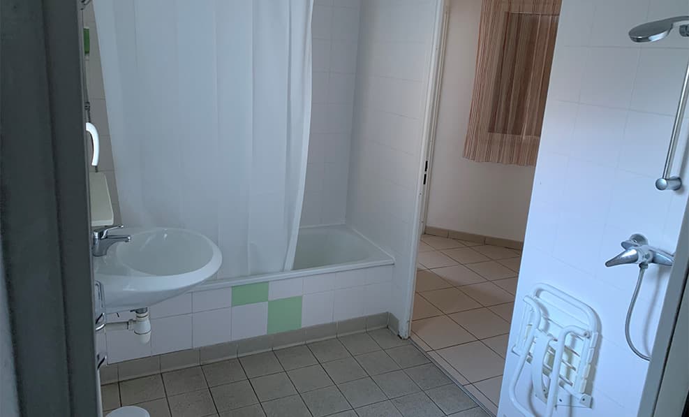 Résidence Allées des Dunes salle de douche PMR