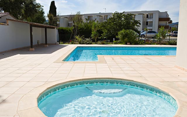 Résidence Carré Marine à Mandelieu la Napoule - Piscine