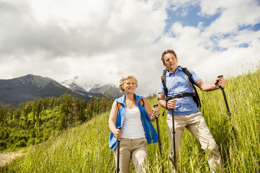 couple senior montagne